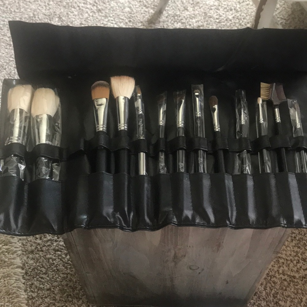 Fanta Sea cosmetic brushes